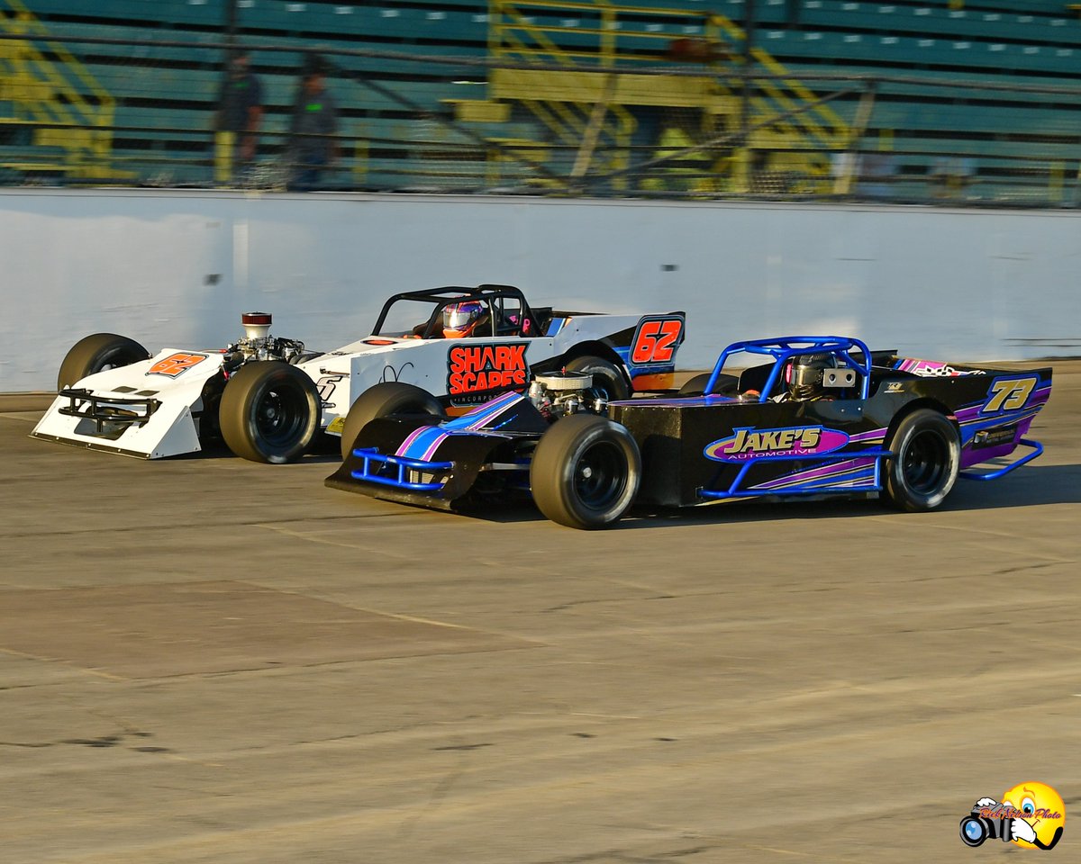 OswegoSpeedway's tweet photo. 𝗦𝗕𝗦 𝗧𝗪𝗢 𝗪𝗜𝗗𝗘 𝗧𝗨𝗘𝗦𝗗𝗔𝗬 - DJ Shuman (62) and Griffin Miller (73) - July 2024.

#TwoWideTuesday | #SteelPalace | #PathfinderBank | #SBSupers

📸 Rick Nelson https://t.co/QYwqPRBmqq