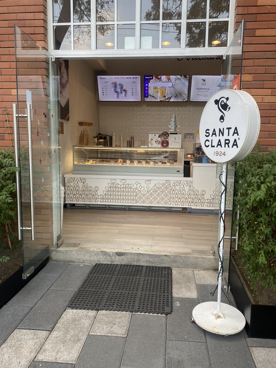 Pues que su seudo cupón de cumpleaños no me lo quisieron redimir porque según el sabor ya no existe <a href="/CocaColaMx/">Coca-Cola México</a> tu sucursal de pilares no cumple con tus promociones. <a href="/Profeco/">Profeco</a> <a href="/AtencionProfeco/">Atención Profeco</a> #heladossantaclara #santaclara