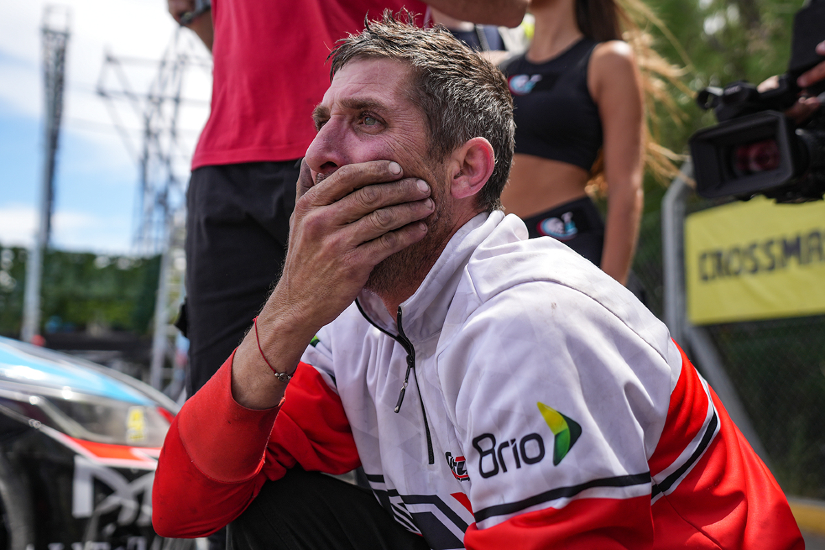 Apat_TN's tweet photo. El mecánico es el primer hincha del piloto https://t.co/Ky1LHusLXs