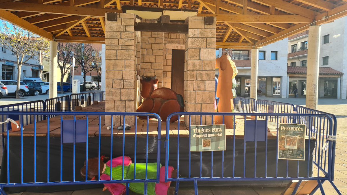 PessebresPalau's tweet photo. Nota de l’Associació Pessebrista de Palau-solità i Plegamans:
Lamentem informar que el Pessebre Monumental que els darrers tres anys, per les festes de Nadal, hem construït sota la porxada de la Plaça de Ca l’Estruch, ha estat víctima d’actes vandàlics per tercer any consecutiu https://t.co/mReOvZn80F