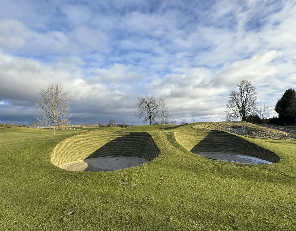 XGD_Systems's tweet photo. XGD Systems and @TDI_Golf showing off our Eco Bunker skills with these beauties.  😍 @pulpitclub @ecobunkerusa #bunkers #neatandtidy #golfcourserestoration #drainage #tdigolf #xgdsystems #bunkerconstruction #fallskies #waitingformoresnow https://t.co/WL2ZW6V6jk