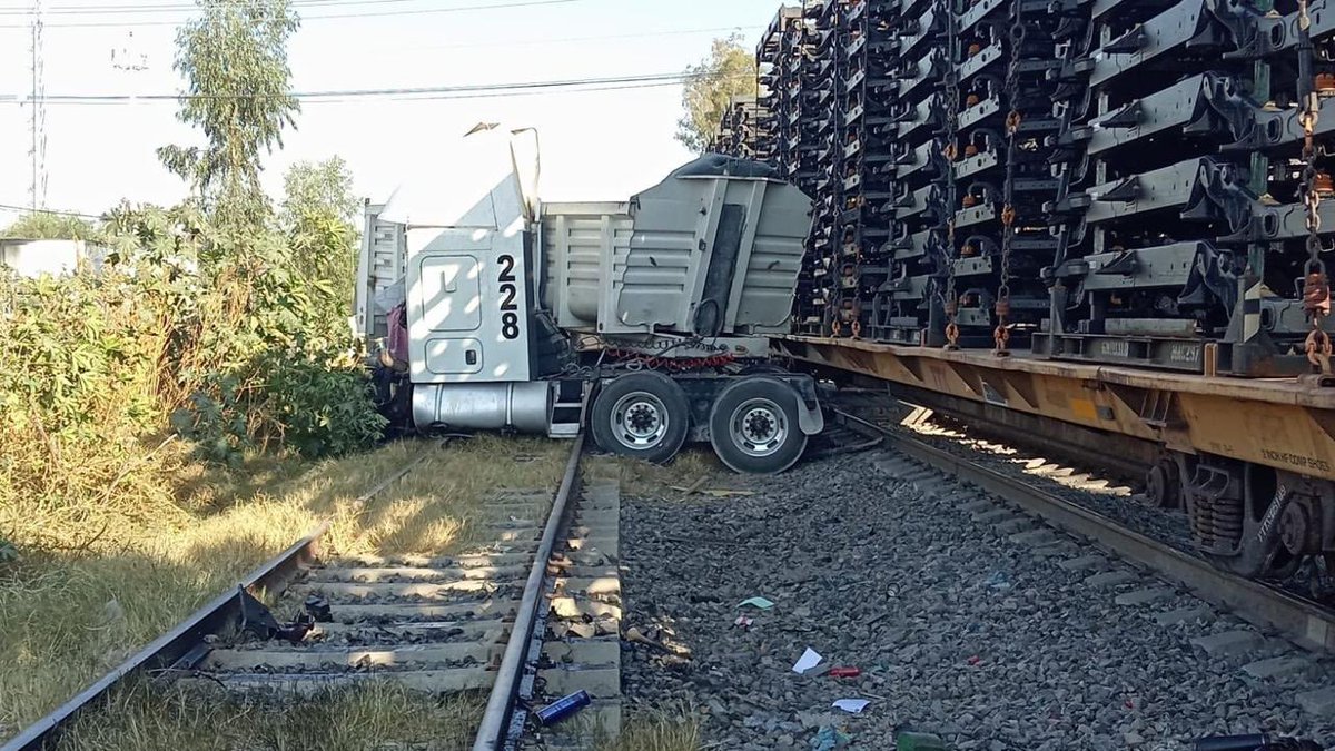 Notialmomenirap's tweet photo. #Celaya Gto 
Choque de tren con tráiler 
10/12/2024
Hay 2 personas sin vida https://t.co/7hUbX0UgHV