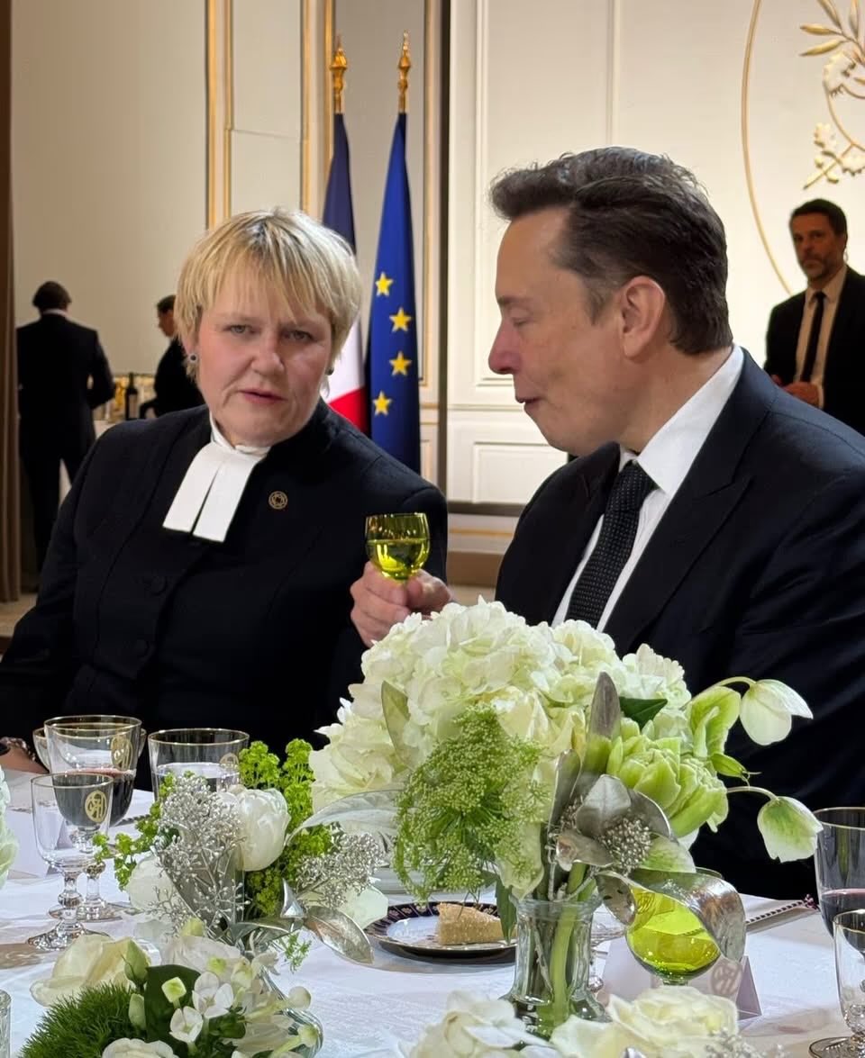 tusenkorvartack's tweet photo. Jag tror Birgitta hade massor av tekniska detaljer att förmedla och lära Elon, hon har ju ändå suttit i styrelsen på Wallenbergstyrda Tekniska Museet. Med  mera..

Och hennes syrra heter Marita Bildt. Bara en sån sak. 

#deepstatepuppet https://t.co/R5ZIIvJtbu