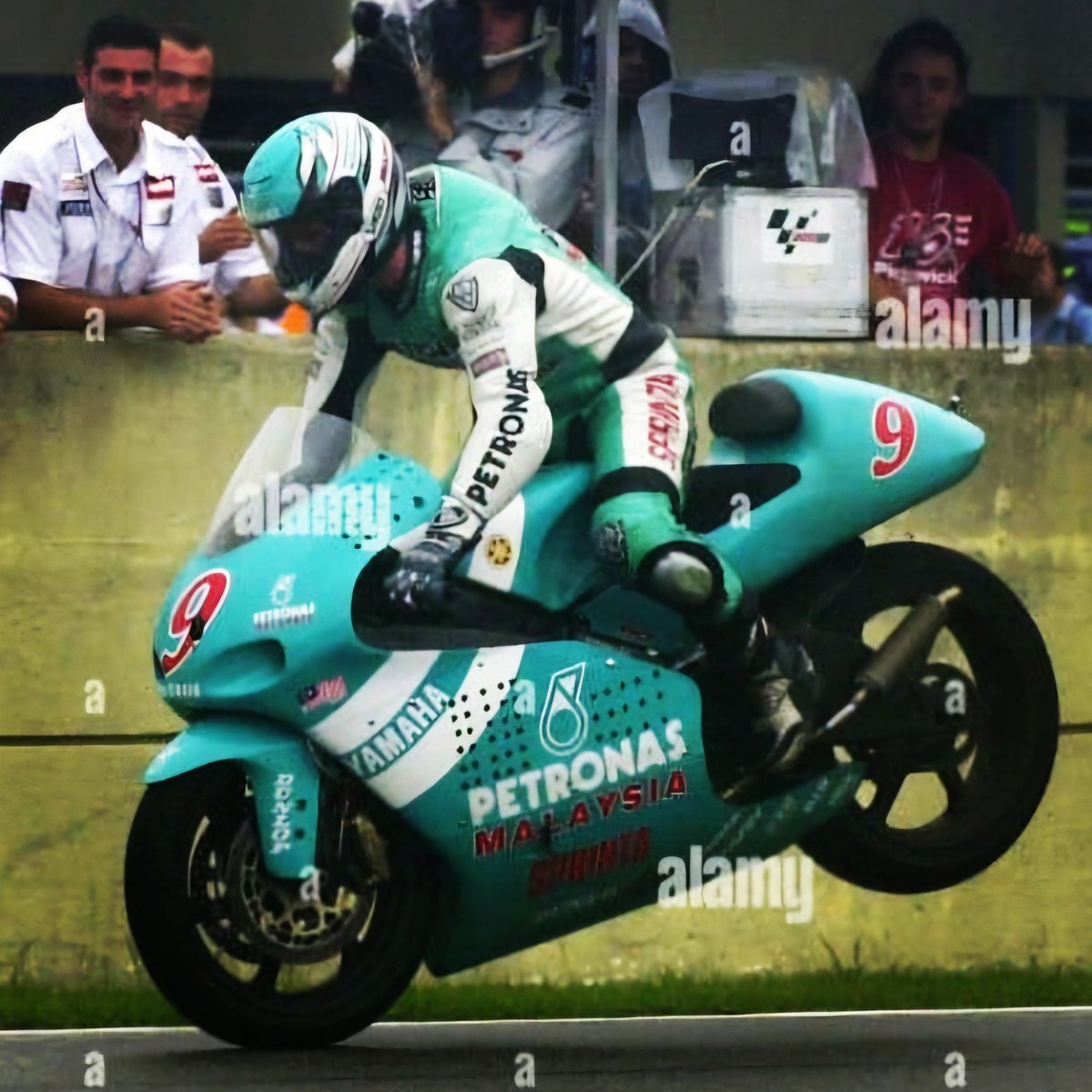 SebasPorto19's tweet photo. Que Foto Amigos! 📸💪 Zarpado Ganar tu Primer Gran Premio 🇧🇷 y Sale Este STOPPIE ✊️🏁🥇
Ya Estaba Todo Iventado! 😁
A lo @toprak_tr54 🇹🇷 Bestia Total Champ! 👑
#motogp #250cc
#argentina 🇦🇷
#SP19 https://t.co/qrnYiftugo
