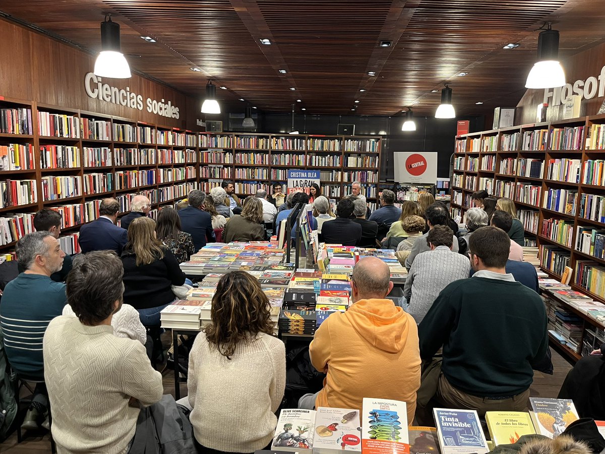 Desde el colegio me impresionó su capacidad para escribir y contar historias.  Y en la facultad de periodismo, su adaptación a los diferentes medios.

Hoy me ha firmado su libro “La gran fractura americana”. ¡Qué ganas de leerlo, <a href="/cristina_olea/">Cristina Olea</a>!