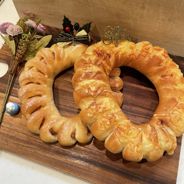blackdog2tokyo's tweet image. The second Christmas bread I’m sharing is a Christmas wreath bread made by shaping bacon epi into a circular wreath 😉

I made two versions: one dusted with bread flour and another topped with pizza cheese 😆

Recipe on the blog 😉
👇
 bit.ly/3s0IkZC

#Bread #BreadMaking