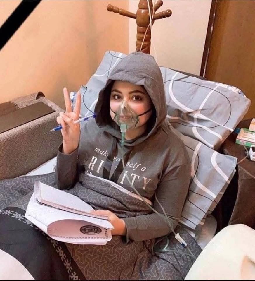 هذا كان آخر ما كتبته الطالبة مريم محاربة السرطان على صفحتها الشخصية قبل وفاتها :
 يا أيها المتمتعون بالصحة اشكروا خالقكم وكفاكم حزناً على اتفه الأشياء  💔