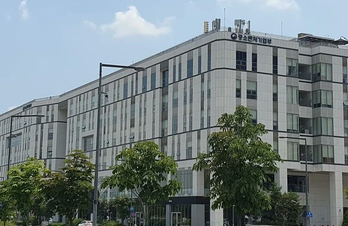 pickool1's tweet image. South Korea sets $10.6B startup/SME budget for 2025, up $208M YoY. Targets 15.7M businesses focusing on #deeptech and manufacturing #AI. #KoreanTech #Startup #Ecosystem #Budget #SouthKorea

Link: thepickool.com/south-korea-bo…