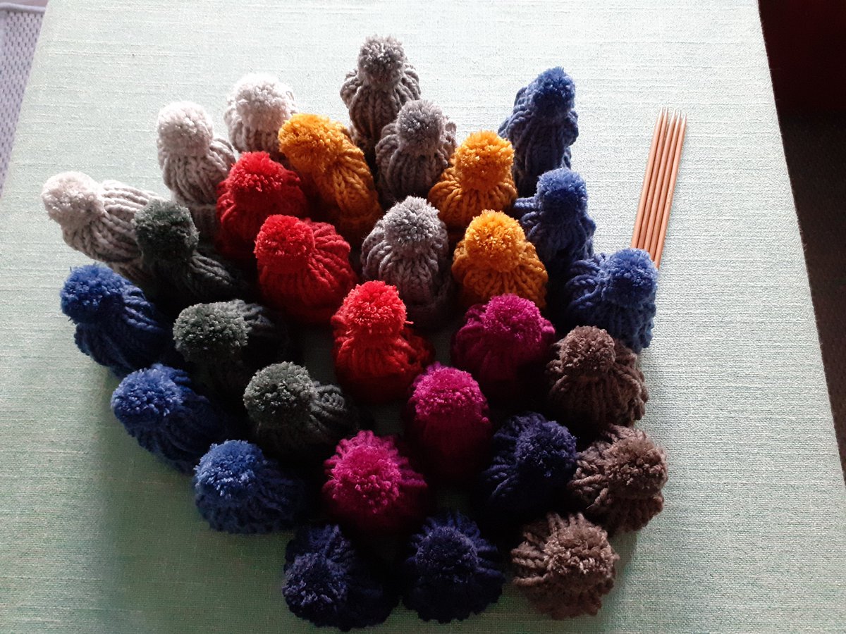 OrthoDel's tweet image. Nein, diesen Sommer hab ich mit #Sockenstricken angefangen. 😇 

Die Mützchen waren zunächst Resteverwertung, dann vor allem Beschäftigungstherapie während Corona. Gestrickt hab ich diese hier im Herbst 2022. Einen Großteil hab ich auch schon verschenkt.😉