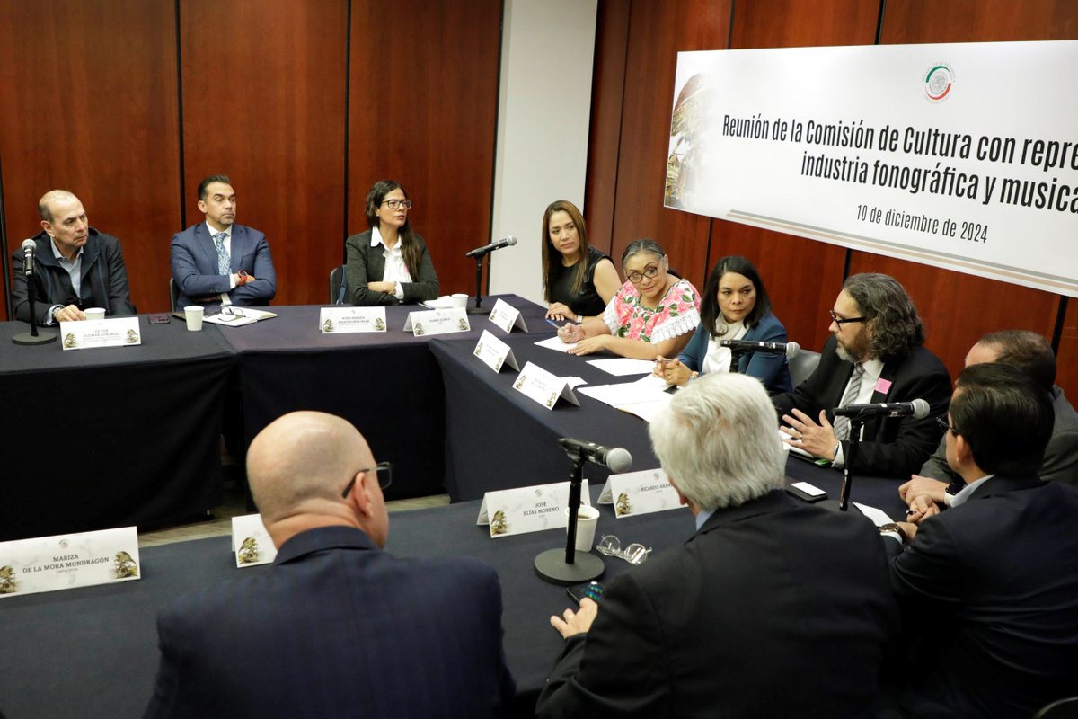 senadomexicano's tweet photo. 📷 Durante la reunión con los representantes de la industria fonográfica y musical, se expuso el panorama actual de este sector en México, así como el reto que representa la Inteligencia Artificial.  https://t.co/cNR9xe008W https://t.co/WiawX37eYm