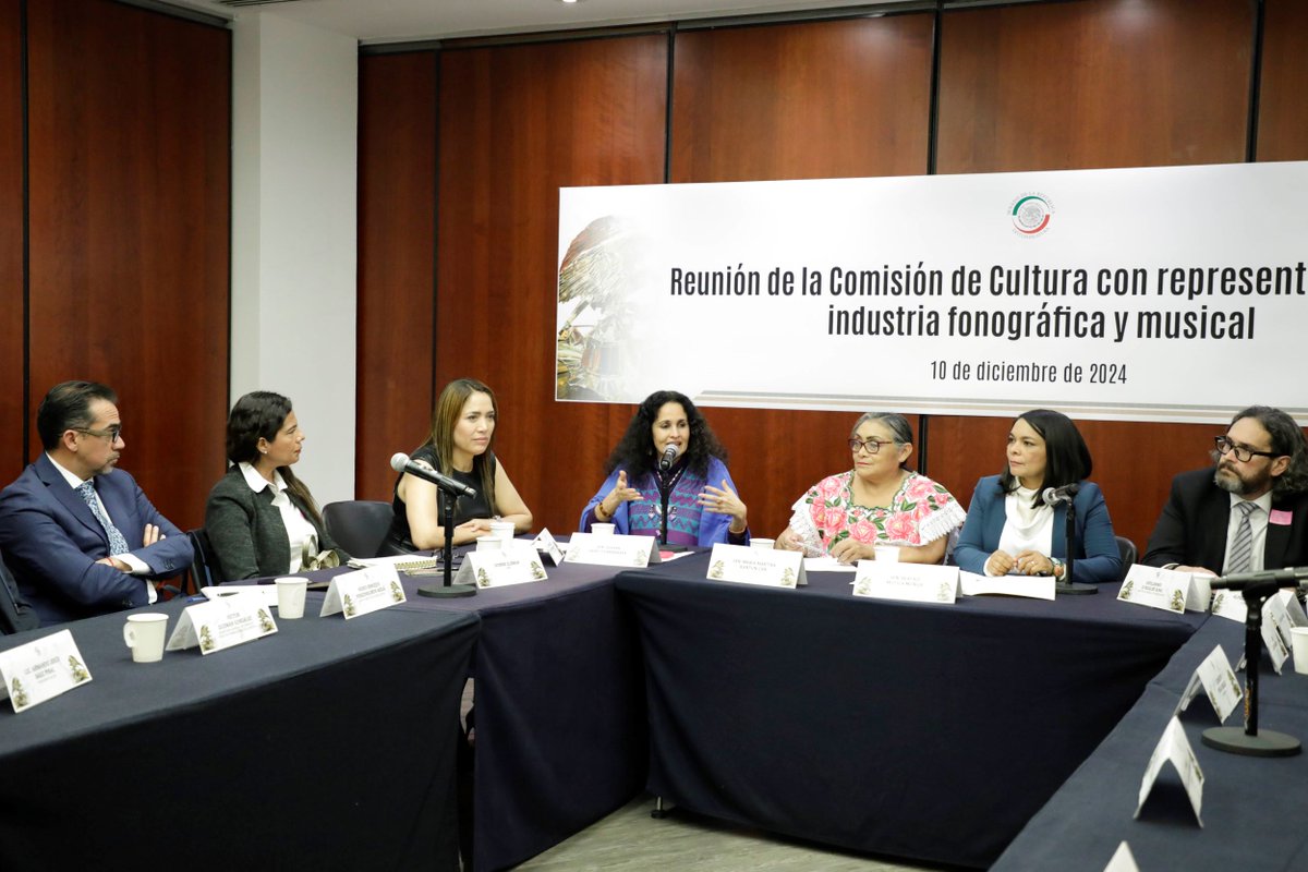senadomexicano's tweet photo. 📷 Durante la reunión con los representantes de la industria fonográfica y musical, se expuso el panorama actual de este sector en México, así como el reto que representa la Inteligencia Artificial.  https://t.co/cNR9xe008W https://t.co/WiawX37eYm