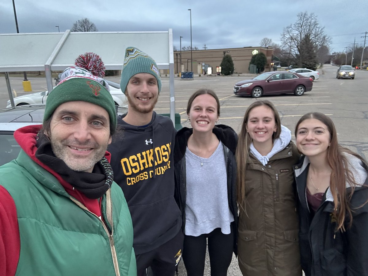 UWOTF_CC's tweet photo. THANK YOU shout out to members of our @UWOTF_CC teams for running Salvation Army Bells today!  Great work, Titans! #TitansServe #lumps https://t.co/8qDkhzJuPs