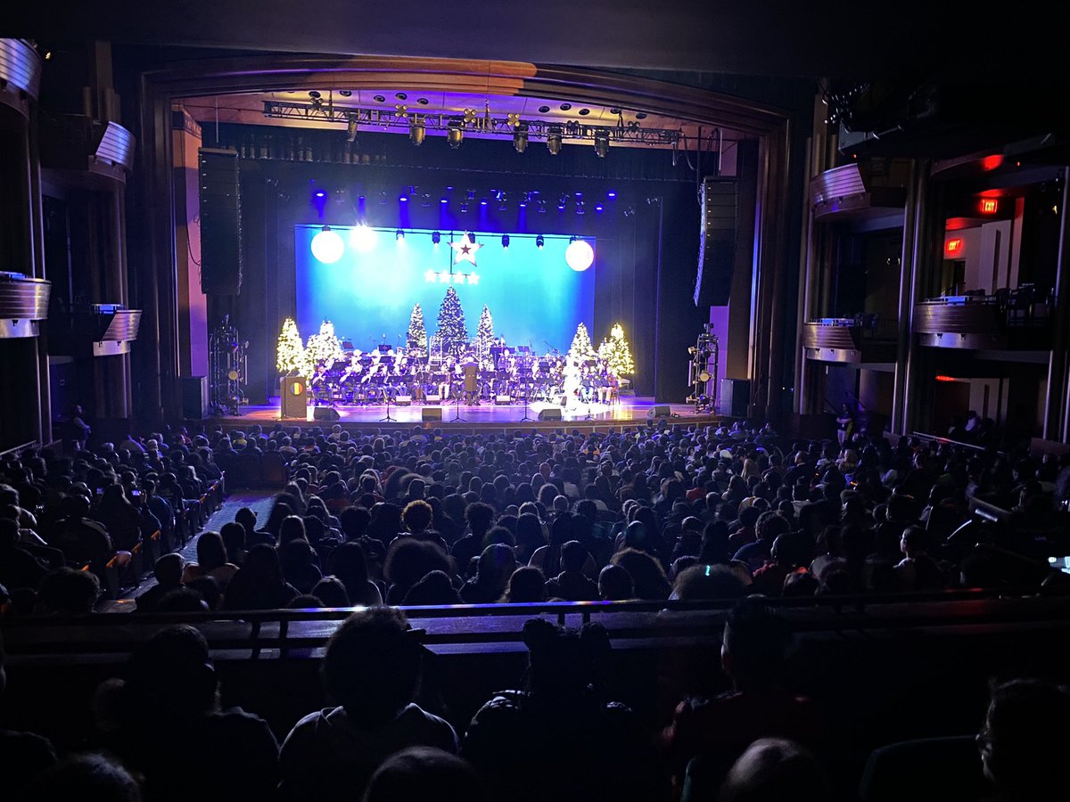 NNPSArts's tweet image. A special morning matinee for our middle school music Ss w @TRADOC Band.  We are immensely grateful for the partnership &amp;amp; support of the TRADOC Band to our @nnschools musicians.  Such a fun, performance &amp;amp; singalong 🎶🎶