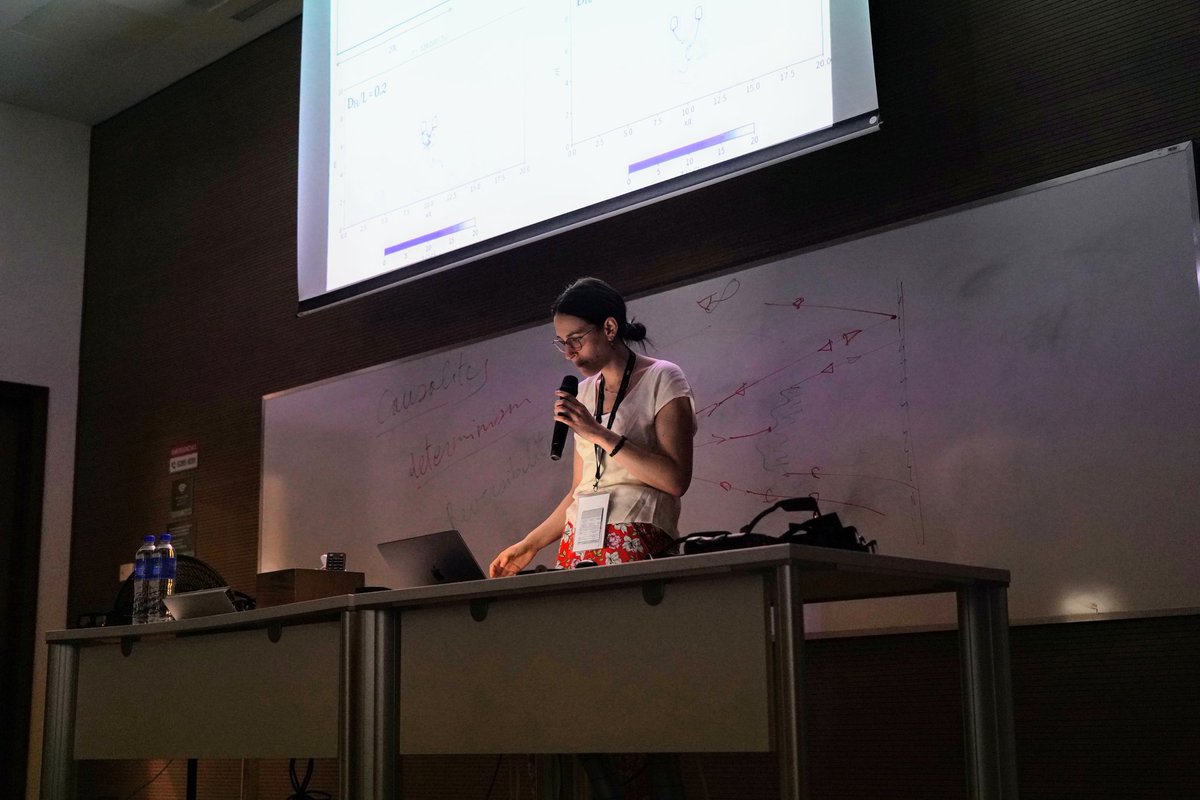 DDaysLAC2024's tweet photo. 🧊 Sofía Angriman’s @sofiaangriman junior semi-plenary focused on collective effects in ice melting, showing how the vertical arrangement of ice objects drastically impacts melting rates, driven by interactions with surrounding flows. https://t.co/yrLcSeiIym
