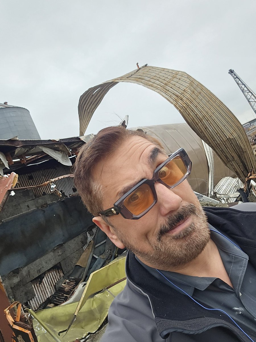 DavidHasselhulk's tweet photo. Out in Kansas https://t.co/AJUvWyJeD1