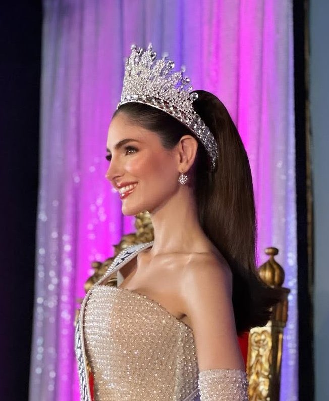 Ella pasa a ser de las Miss Venezuela más hermosas de la historia <a href="/MissVzla/">Miss Venezuela</a> <a href="/MissUniverse/">Miss Universe</a>
