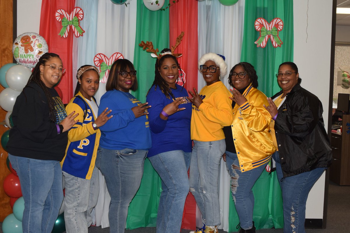 CenterHay's tweet image. A big thank you to the HBA- Houston Bar Association,  Sigma Gamma Ro, and Houston Ole Miss for their remarkable dedication and effort as volunteers at our HAY Center Holiday Party ! 🎄 We are so grateful 🫶 

Thank you again to all of our volunteers and partners!