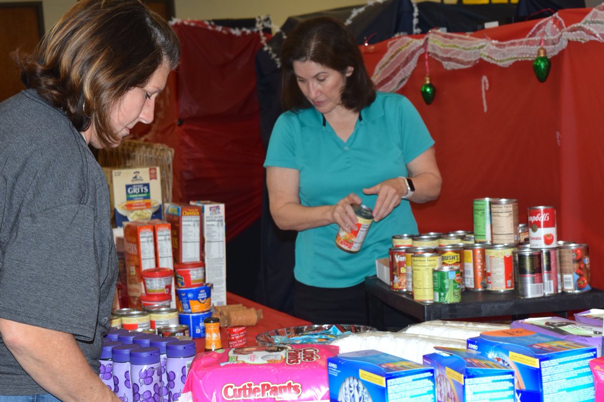CenterHay's tweet image. A big thank you to the HBA- Houston Bar Association,  Sigma Gamma Ro, and Houston Ole Miss for their remarkable dedication and effort as volunteers at our HAY Center Holiday Party ! 🎄 We are so grateful 🫶 

Thank you again to all of our volunteers and partners!