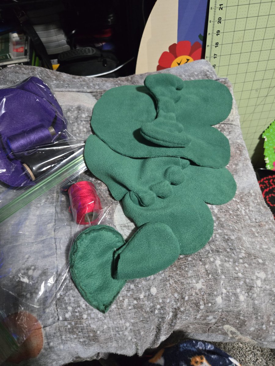 DaisukeHiwatari's tweet photo. Attempting to work on some gifts for my coworkers while sick 😫 everything's gonna be hand sewn cause I can't bother to dig out my machine. Come watch my suffering live at 5:30pm eastern time over on https://t.co/3dJFqlscRb
#crafting #handsewn #plushies #handmade https://t.co/IV8F9saOnd