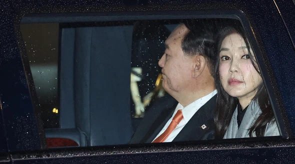 首尔之冬  一声叹息      一句话：韩国人配不上尹锡悦！

尹锡悦又被罢黜了，韩国政治恶斗又让三胖松了口气。尹锡悦是李承晚以来头脑最清醒、格局最大气的一位政治家，在韩国政坛也是异数，极为罕见。