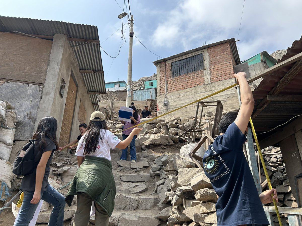 AsocMOVEMOS's tweet photo. Niños, niñas y adultos mayores, que suben y bajan estos escalones diariamente se verán beneficiados con este proyecto. Compartimos imágenes de los avances. 😍 https://t.co/skosfKFw71