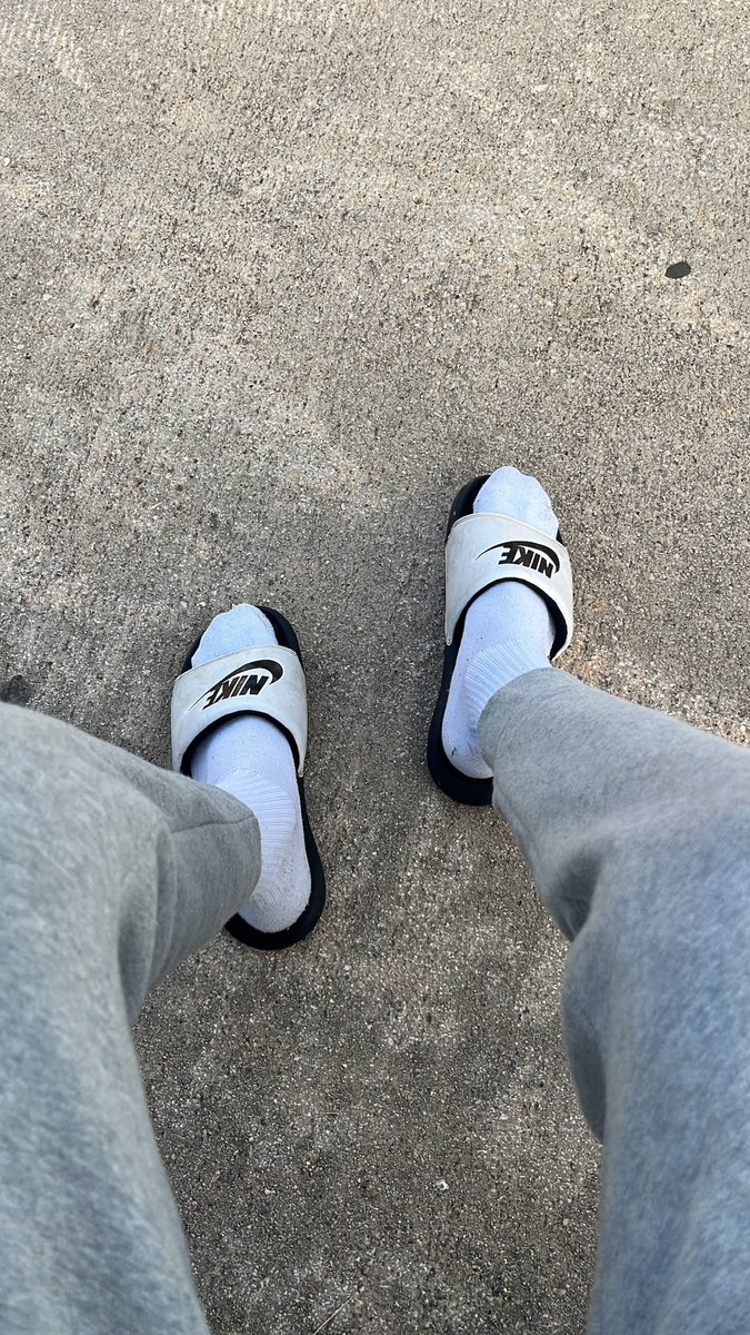 Mastercash74's tweet photo. Qui raque à mes pied https://t.co/jznPmAyko3