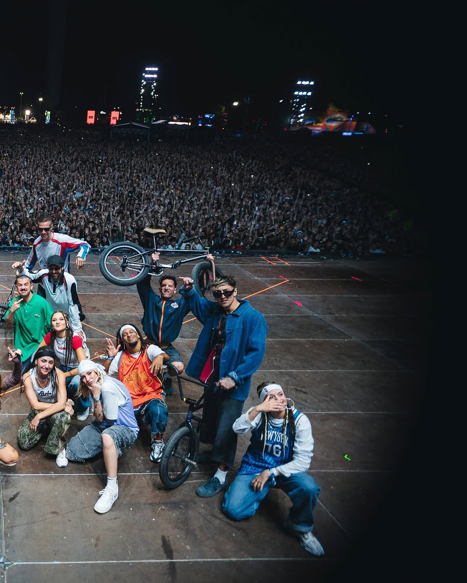 T0AL4V1DA's tweet photo. Feliz de terminar el año con ustedes💕 Viva la musiccccc pa https://t.co/bo9ZvIxAsx
