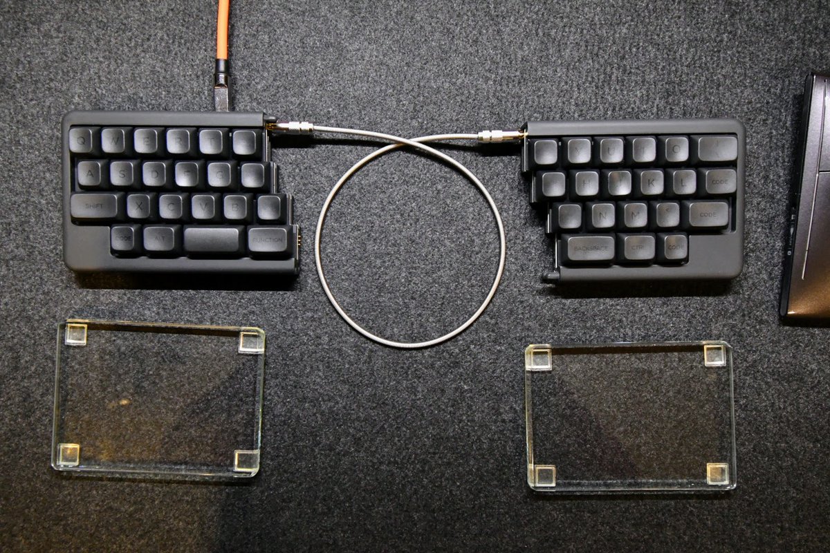 Hottyhottea's tweet photo. #本日のセットアップ
#キーボード
Keyboard: #Maglit40
Switch:Kailh DeepDea Islet
Keycap:Cannonkeys x Keyreative BoB
Wristrest:
@SPECIAL_PARTS_Y
超寝坊したのでデスクの写真だけパシャリ。
仕事の組み方を変えて、後半にやっていた案件を前半に持ってきて、一区切りついたら気が緩みました。
気を引き締めて年末まで走ります!
いやー…Jizai TRRSケーブル、いいね。