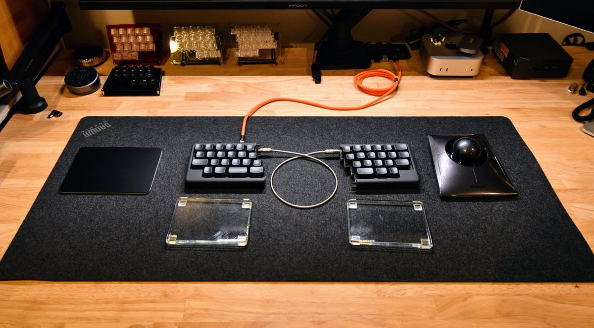 Hottyhottea's tweet photo. #本日のセットアップ
#キーボード
Keyboard: #Maglit40
Switch:Kailh DeepDea Islet
Keycap:Cannonkeys x Keyreative BoB
Wristrest:
@SPECIAL_PARTS_Y
超寝坊したのでデスクの写真だけパシャリ。
仕事の組み方を変えて、後半にやっていた案件を前半に持ってきて、一区切りついたら気が緩みました。
気を引き締めて年末まで走ります!
いやー…Jizai TRRSケーブル、いいね。