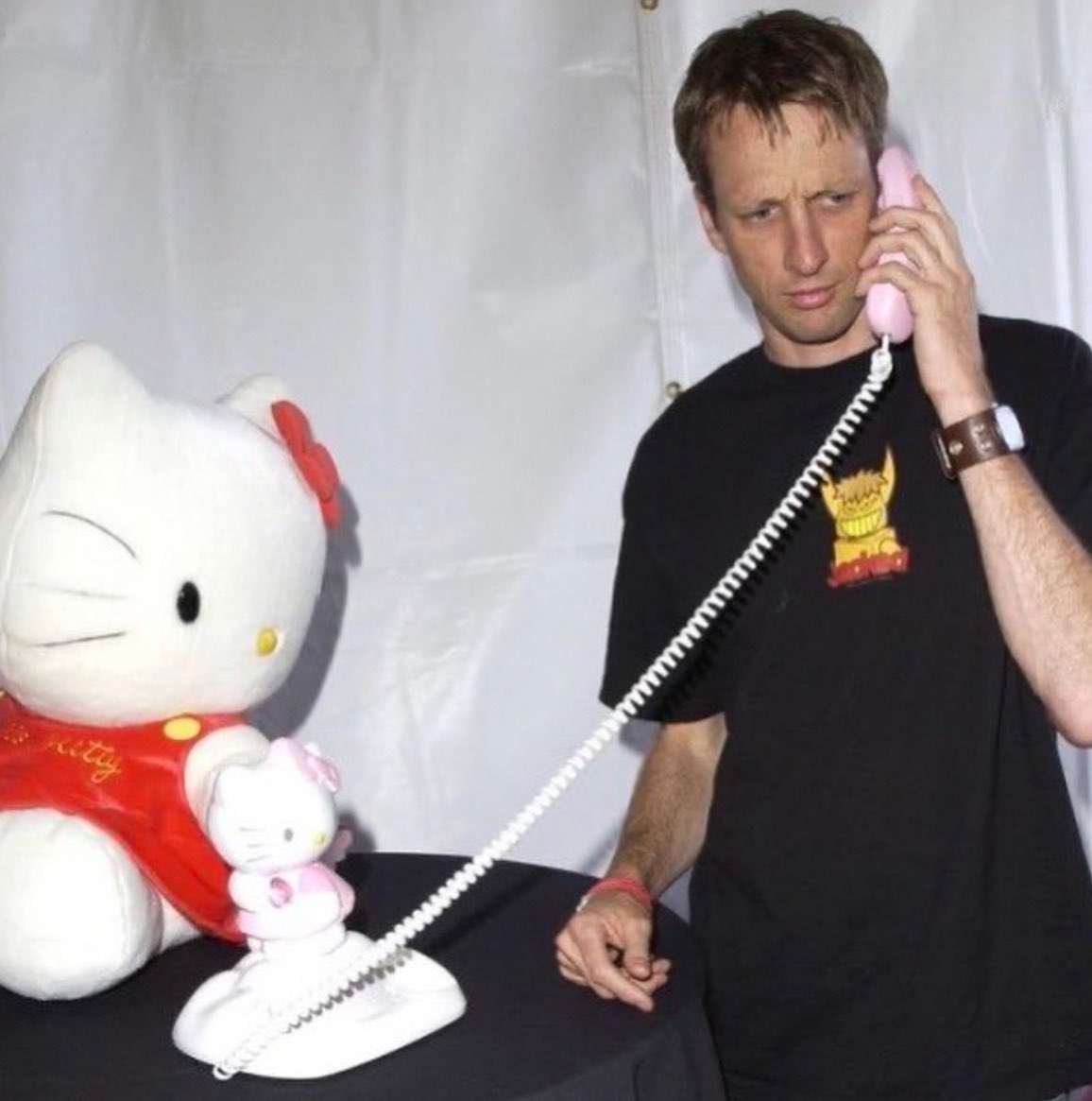 Celebrities with the Hello Kitty phone at the 16th Annual Kid’s Choice Awards (2003)