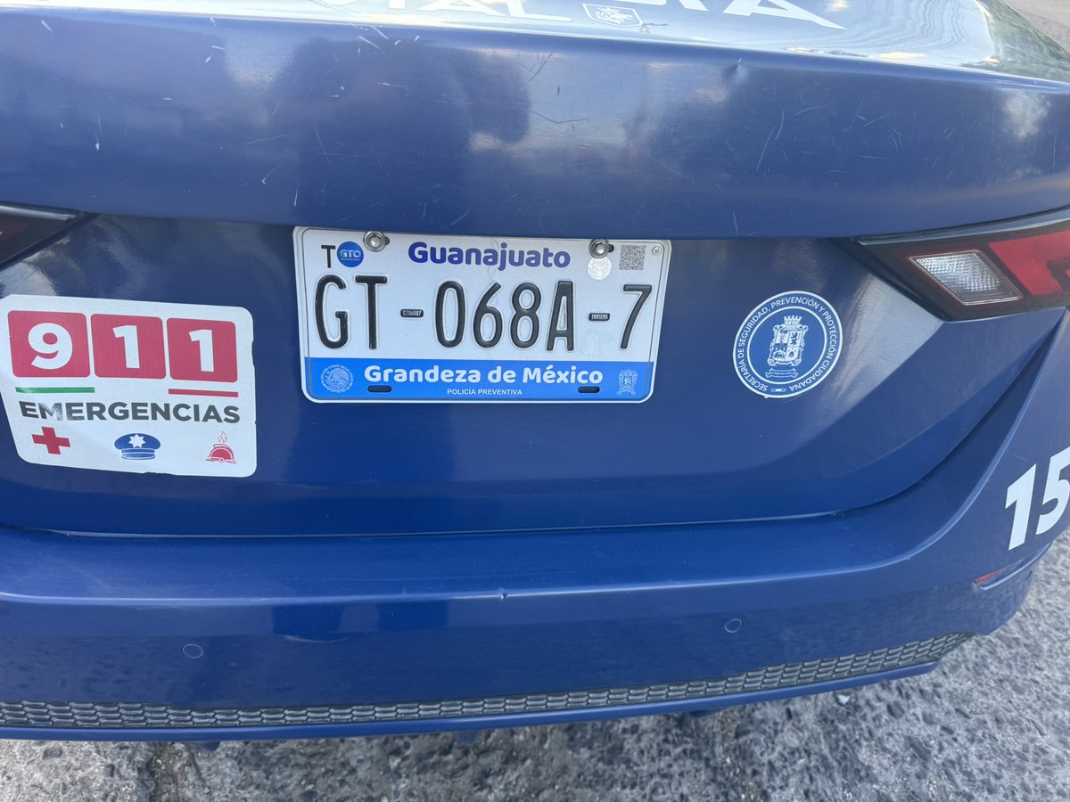 soydaavmo's tweet photo. @vialidad_leon este oficial me infracciono que por “pasarme la luz roja” en el Blvd. Insurgentes y avenida universidad cuando estaba aún en ámbar. El oficial me quiso intimidar cuando le pregunté qué pasaba. Solicito ayuda https://t.co/W3mQ21BZcE