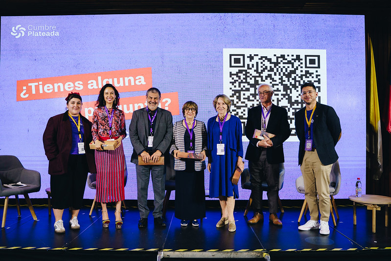 SeniorLab_uc's tweet image. 𝐋𝐚 𝐂𝐮𝐦𝐛𝐫𝐞 𝐏𝐥𝐚𝐭𝐞𝐚𝐝𝐚 2024: 𝐑𝐞𝐟𝐥𝐞𝐱𝐢𝐨𝐧𝐞𝐬 𝐲 𝐚𝐩𝐫𝐞𝐧𝐝𝐢𝐳𝐚𝐣𝐞𝐬 𝐩𝐚𝐫𝐚 𝐮𝐧 𝐟𝐮𝐭𝐮𝐫𝐨 𝐢𝐧𝐭𝐞𝐫𝐠𝐞𝐧𝐞𝐫𝐚𝐜𝐢𝐨𝐧𝐚𝐥 𝐞 𝐢𝐧𝐜𝐥𝐮𝐬𝐢𝐯𝐨

Lee la nota completa con los principales hitos y conclusiones del evento. estudiosdevejez.uc.cl/noticias/cumbr…