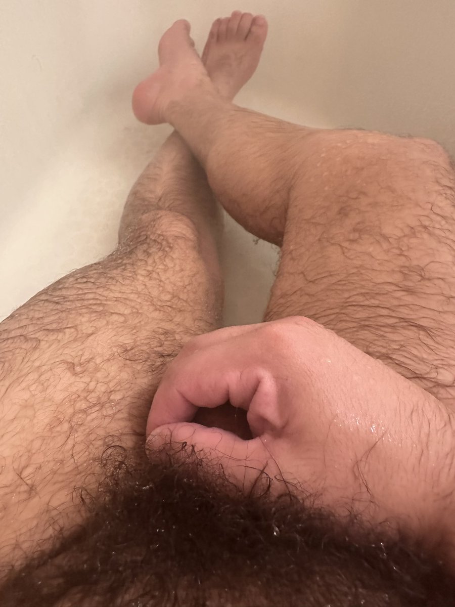 I just love sitting in my tub playing with my pubes 😜