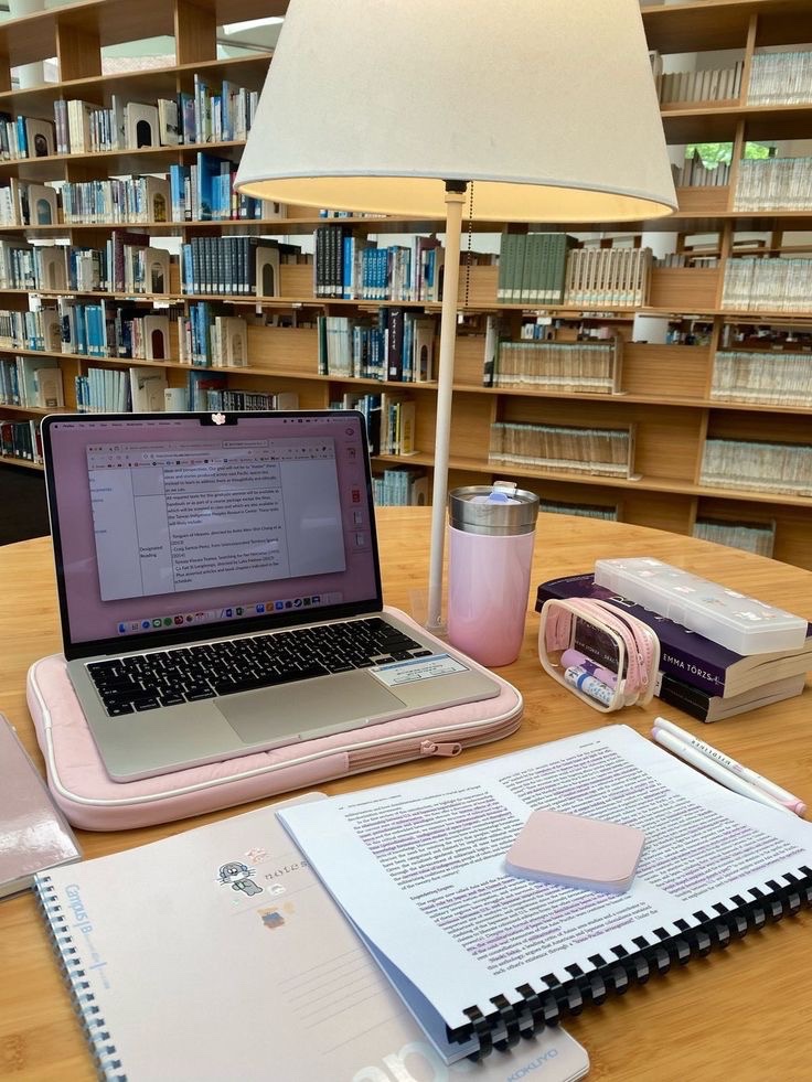 larynotes's tweet image. : #studytwtbr | #studytwt | #collegetwt ‧₊˚♡

✮⋆˙ : acadêmica de medicina ( 1° ano ) 
✮⋆˙ : lary | 2007 | es
✮⋆˙ : foco em surtar na faculdade 

♡: kpop, vasco, lifestyle, Jesus