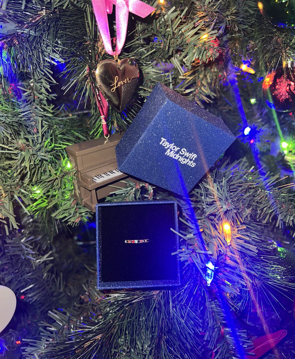 JordynLWYMMD's tweet photo. the bejeweled ring is so pretty
✨🕰️💙💎
#TSTheHolidayCollection @taylornation13 https://t.co/mT0HoD2ays