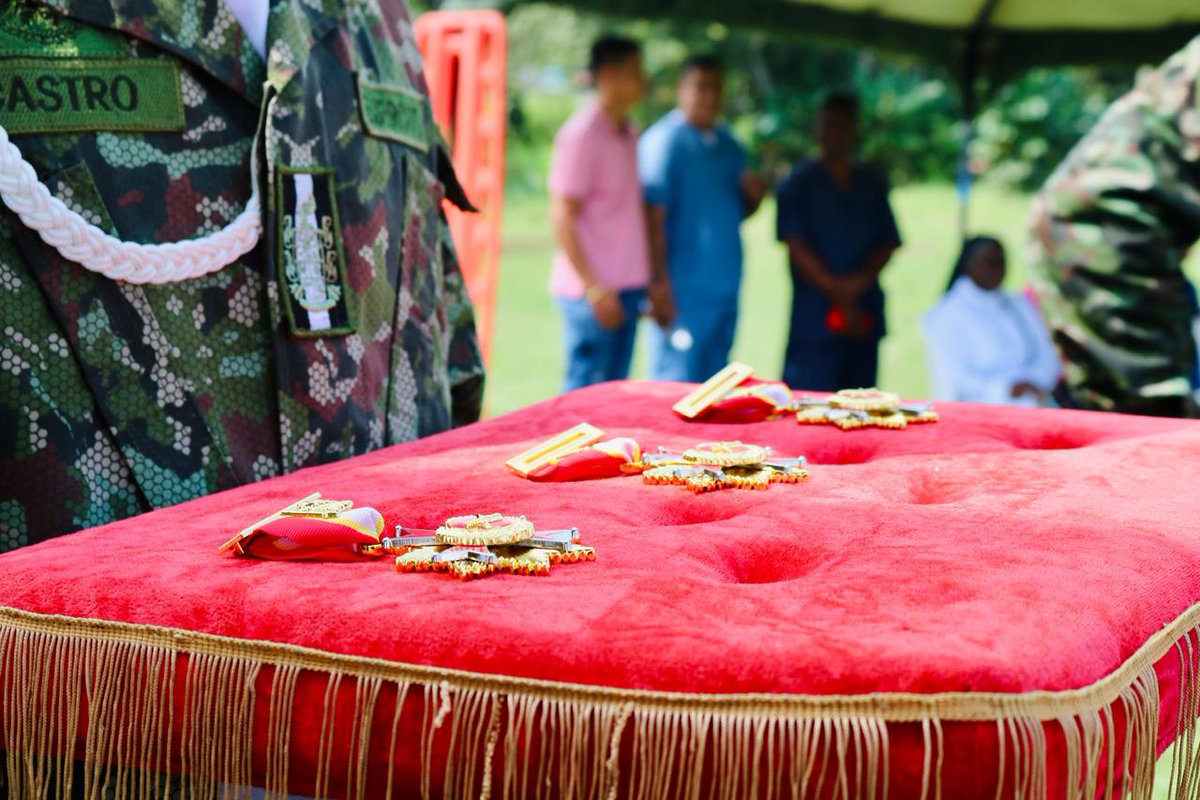 🧵| El Director Territorial, José Alberto Kunzell, entregó un reconocimiento al Coronel saliente Héctor Alexander Juzga León, por su compromiso y apoyo al proceso de restitución de tierras en el Urabá durante los últimos dos años.🌳🫱🏼‍🫲🏽