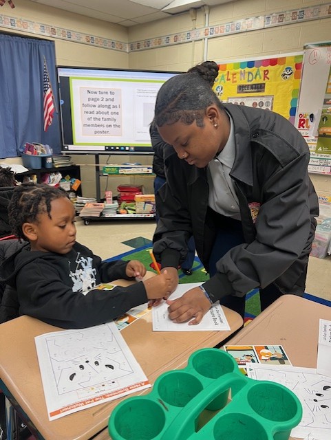 JAofAlabama's tweet image. On December 4, we had a #JAinaDay at Central Park Elementary with our cadets from Jackson Olin. Thank you, cadets! #HighSchoolHeroes