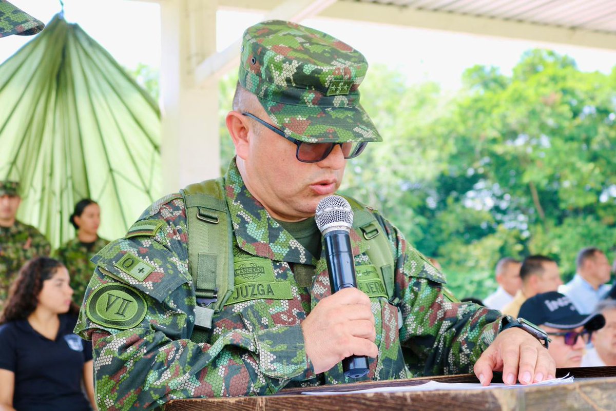 🧵| En la ceremonia se le hizo un reconocimiento al Coronel saliente Héctor Alexander Juzga, quien le entregó el mando al Coronel Luis Enrique Camargo y con quien seguiremos trabajando de la mano para avanzar en el cumplimiento de la Política Pública de Víctimas y Restitución.⬇️