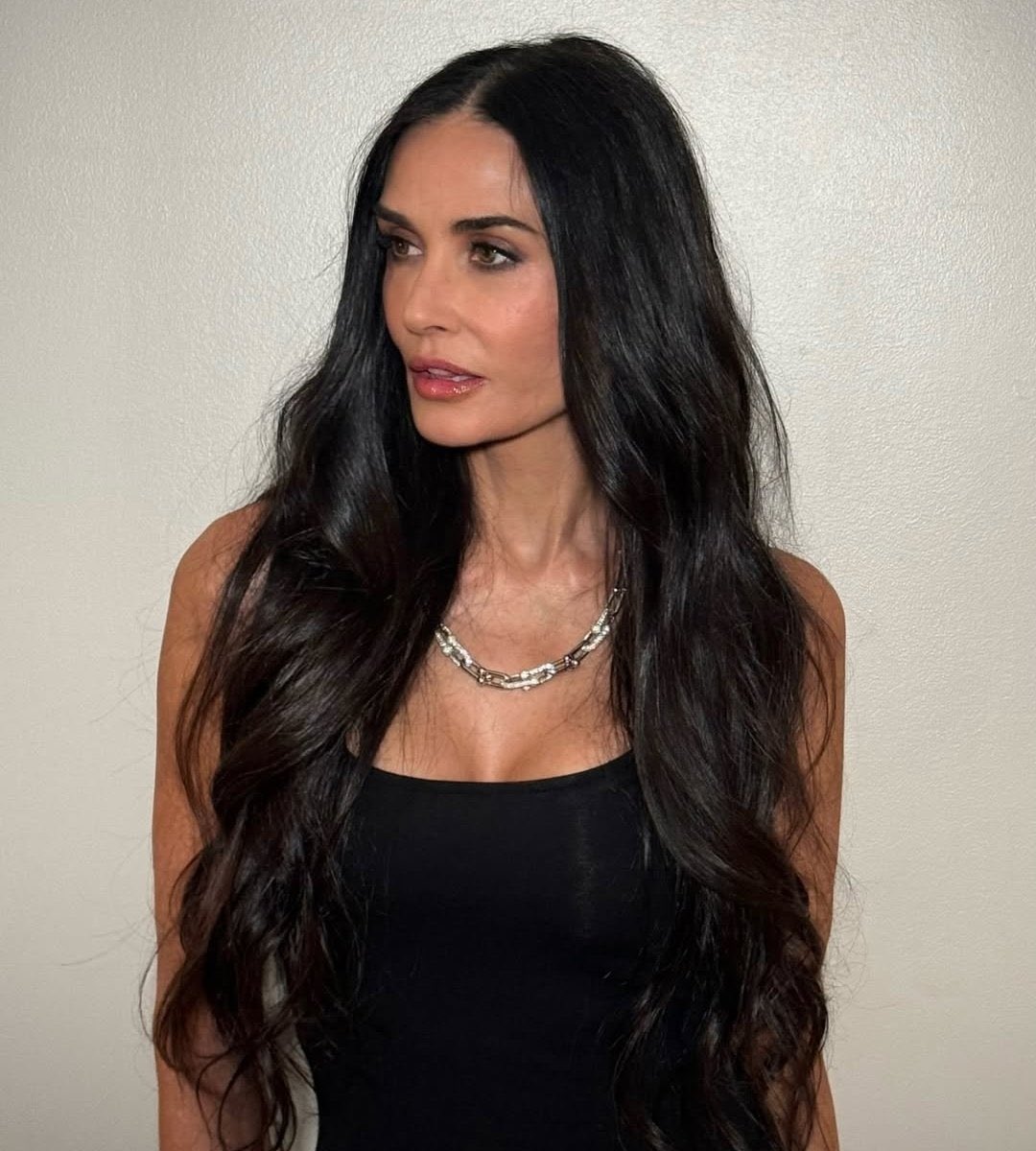 choquei's tweet photo. 🚨VEJA: Aos 62 anos, a atriz Demi Moore apareceu deslumbrante em sua mais recente aparição. https://t.co/HYPsfb4XXH