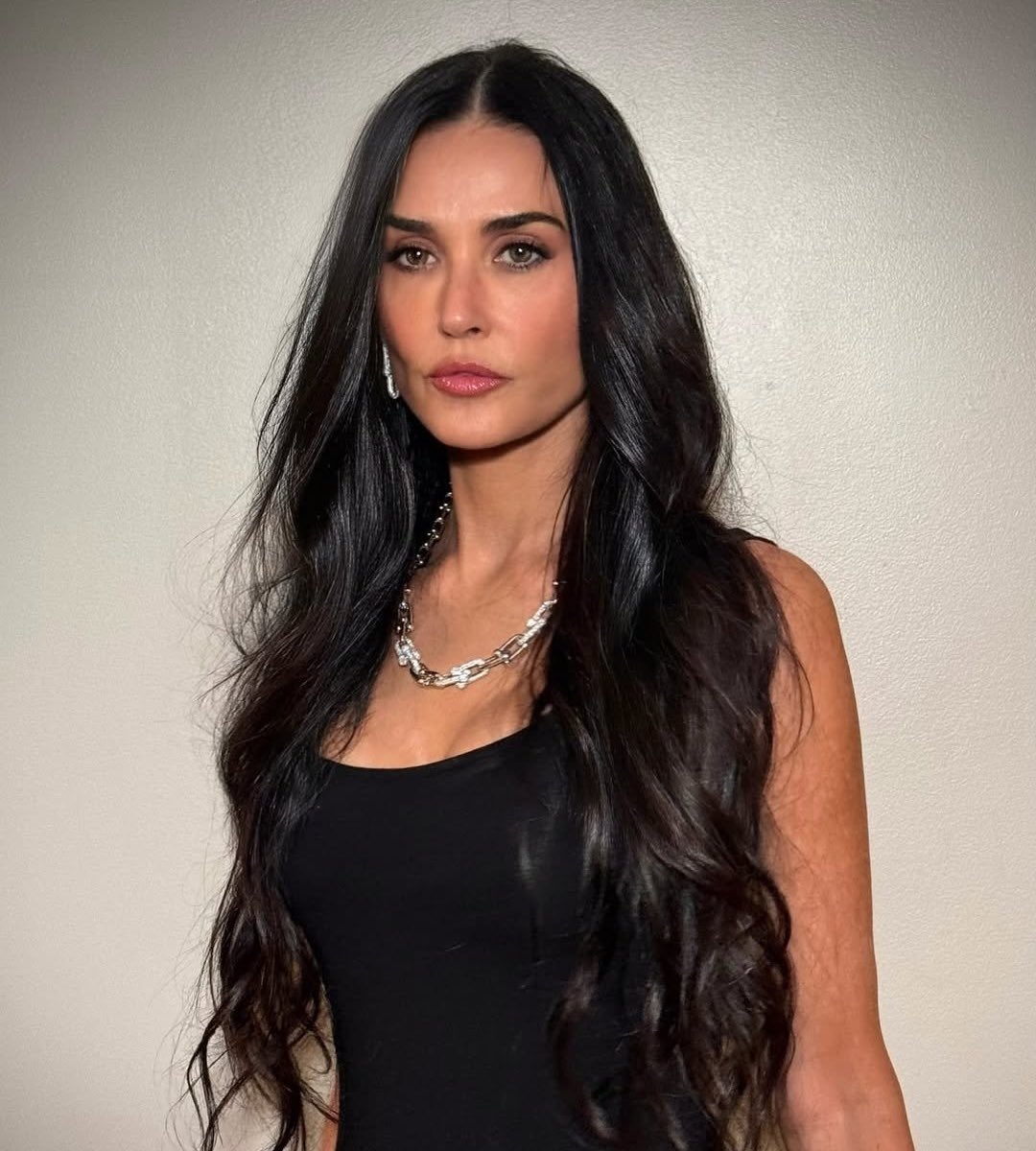 choquei's tweet photo. 🚨VEJA: Aos 62 anos, a atriz Demi Moore apareceu deslumbrante em sua mais recente aparição. https://t.co/HYPsfb4XXH