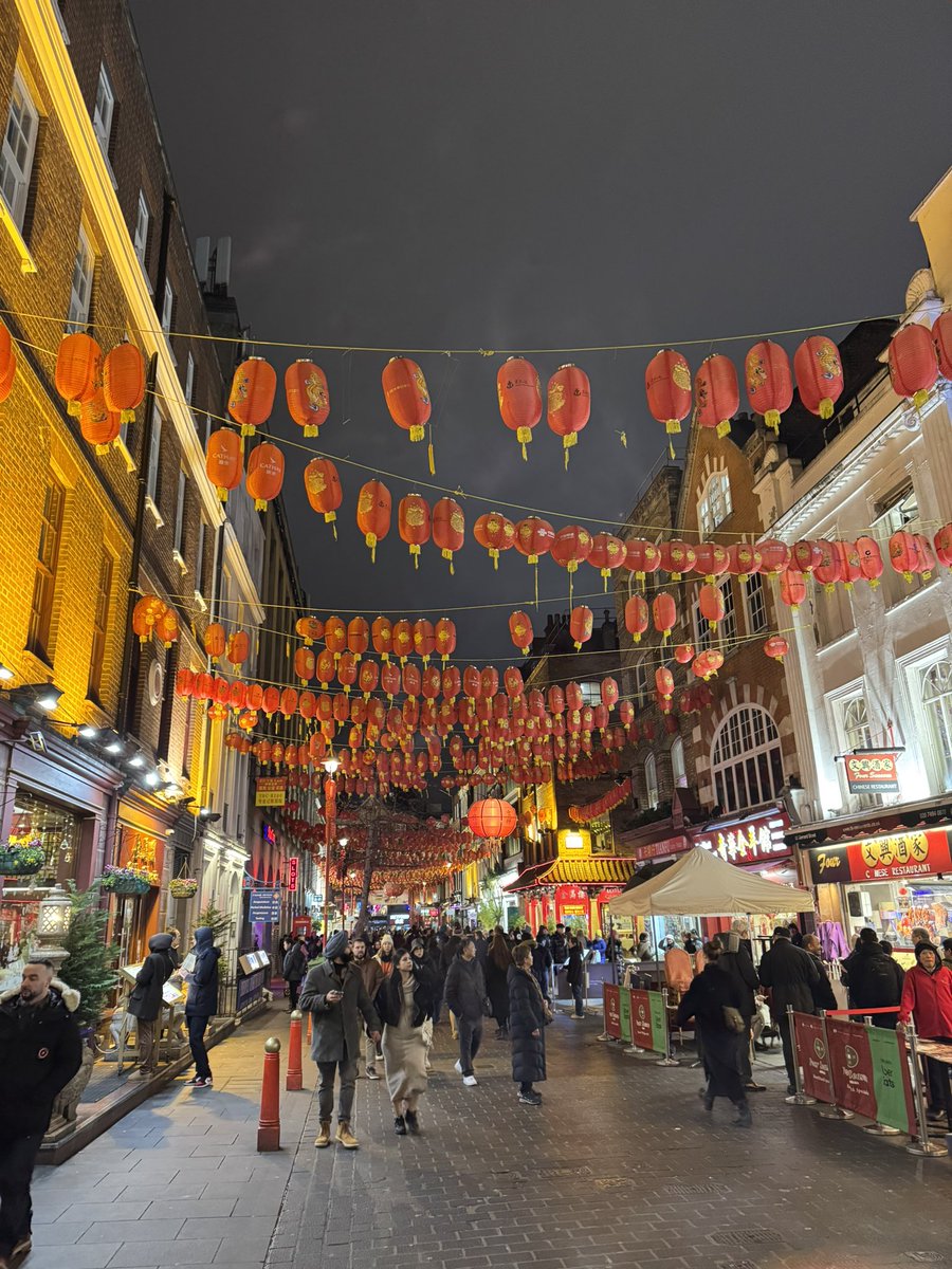 4lway's tweet photo. Chinatown…. Not used to such crowded places (or things being open after 5pm)! https://t.co/JvNeZ5YgjR