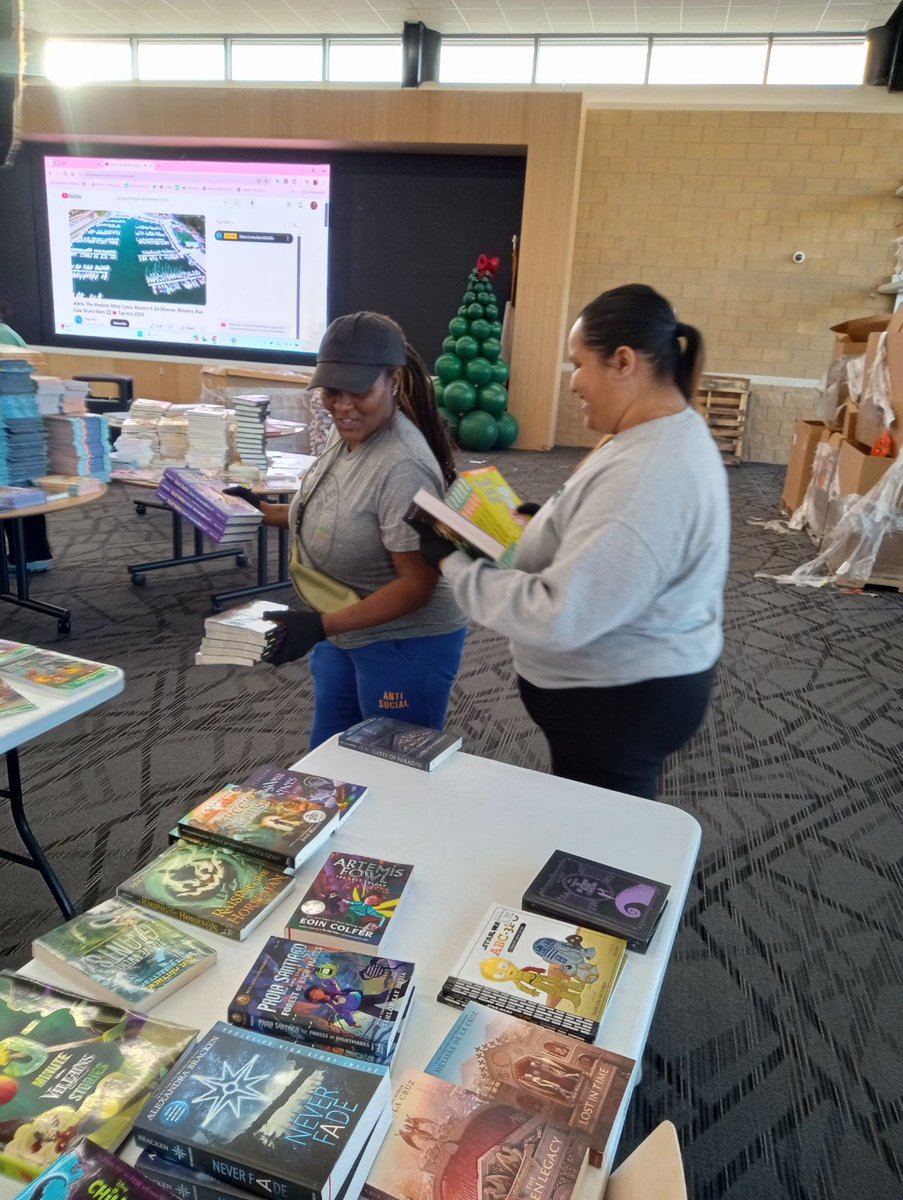 AftSpring's tweet image. Thank you to Cy-Fair AFT and Northeast AFT organizers, Spring AFT members, Starbucks employees, and the incredible @SpringISD_FACE team for volunteering and helping us sort these books. We appreciate your support!

#ReadingOpensTheWorld #FirstBook #SpringAFT #SpringISD #TheAFT