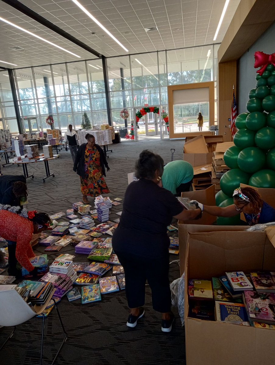 AftSpring's tweet image. Thank you to Cy-Fair AFT and Northeast AFT organizers, Spring AFT members, Starbucks employees, and the incredible @SpringISD_FACE team for volunteering and helping us sort these books. We appreciate your support!

#ReadingOpensTheWorld #FirstBook #SpringAFT #SpringISD #TheAFT