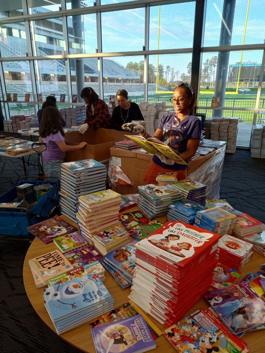 AftSpring's tweet image. Thank you to Cy-Fair AFT and Northeast AFT organizers, Spring AFT members, Starbucks employees, and the incredible @SpringISD_FACE team for volunteering and helping us sort these books. We appreciate your support!

#ReadingOpensTheWorld #FirstBook #SpringAFT #SpringISD #TheAFT