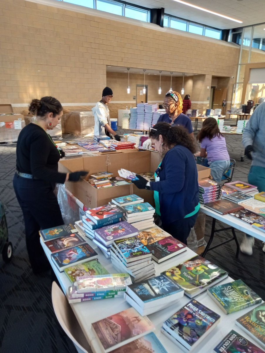 AftSpring's tweet image. Thank you to Cy-Fair AFT and Northeast AFT organizers, Spring AFT members, Starbucks employees, and the incredible @SpringISD_FACE team for volunteering and helping us sort these books. We appreciate your support!

#ReadingOpensTheWorld #FirstBook #SpringAFT #SpringISD #TheAFT