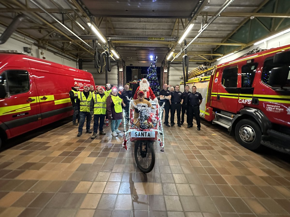 This evening saw us welcome Santa into station, to say hello and make sure he is keeping safe whilst getting Christmas ready.

Big shout out to Alton lions club for the great work they do in our community! 

#ChristmasSpirit 
#CommunityFirst