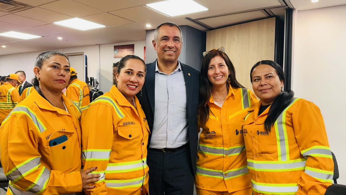 La Ministra de Transporte <a href="/Maria_Constanz_/">María Constanza García Alicastro</a>, el Director General del #Invías <a href="/Jucamo7/">Juan C Montenegro A</a> y la Subdirectora General <a href="/cbarbantim/">Carolina Barbanti</a> hicieron parte de la conmemoración de los microempresarios y conocieron anécdotas de estos 40 años de historia