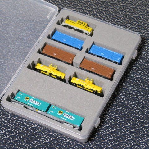 BトレからNゲージまで収納できる中敷きです。中央の仕切りに複数の