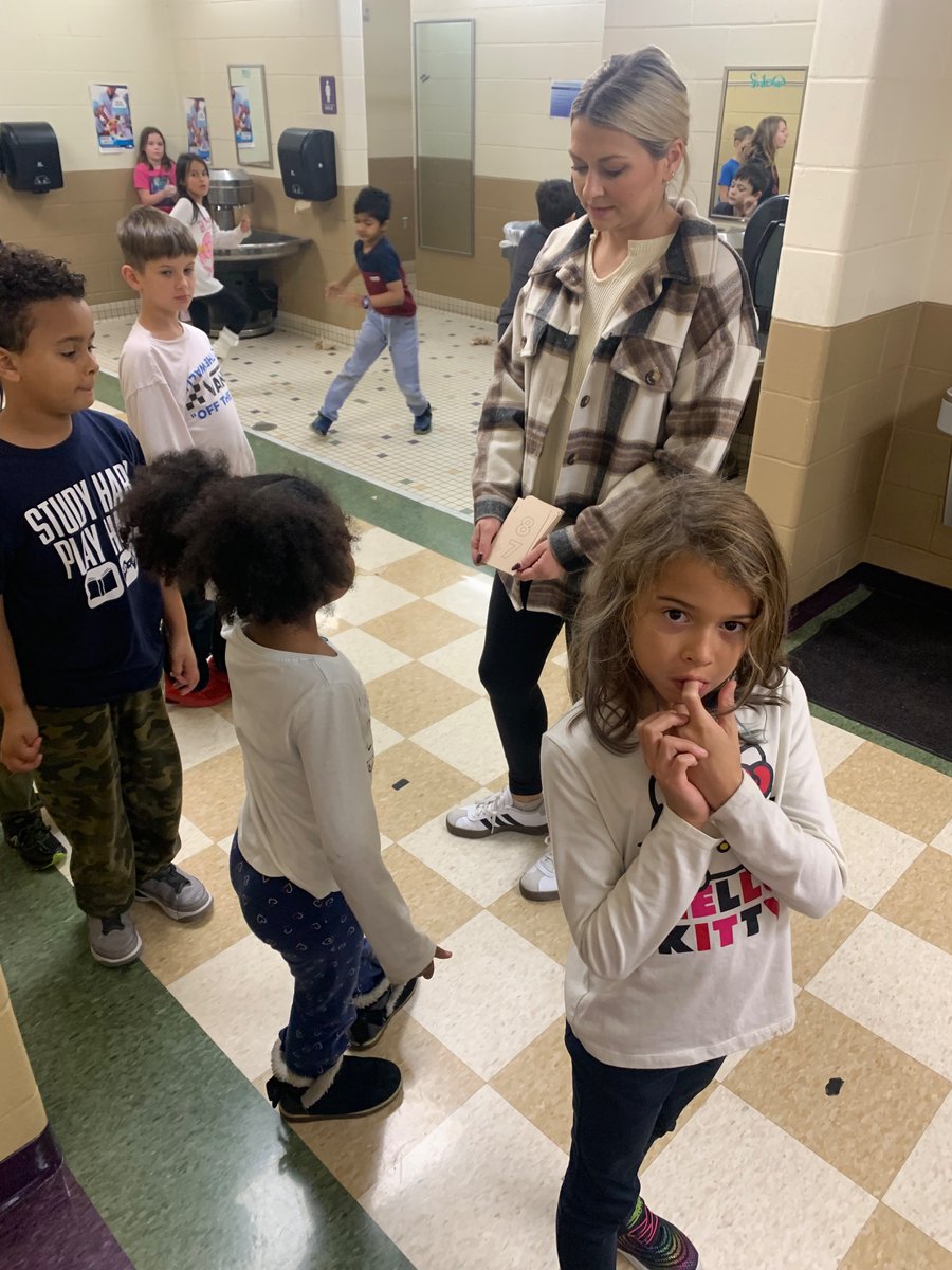 In Ms. McIntosh’s class, even the hallways during a restroom break provide learning opportunities! 
#MathFacts #SightWords ✖️📚 #MaximizeTheMoment
<a href="/MiddletownOH/">Middletown City Schools</a> 💜🤍