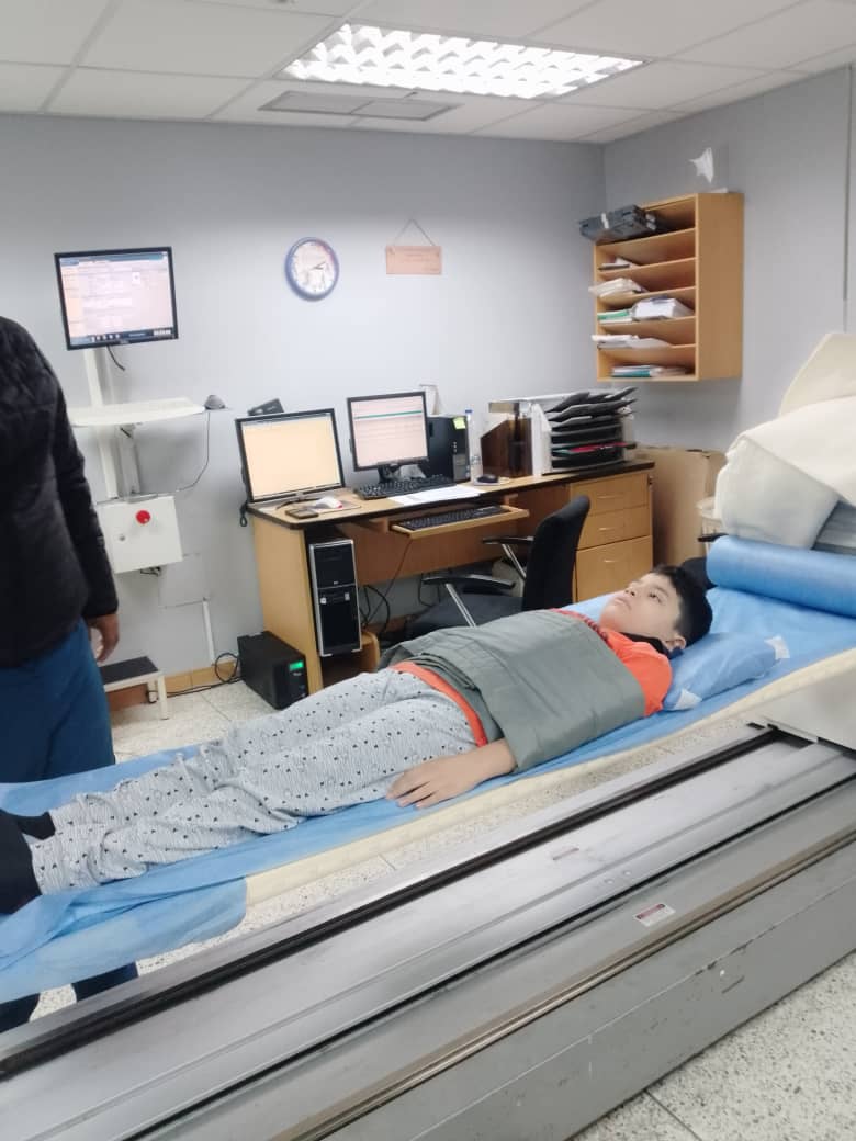 MamaLisVzla's tweet photo. Hoy finalmente se le hizo el rastreo con yodo a Edward, ahora solicitan nuevas imágenes para determinar la conclusión del estudio. Les recuerdo que él tiene un neuroblastoma (encapsulado) en una zona que no se puede operar, y con este tratamiento de medicina nuclear se busca rastrear todo su cuerpo para descartar la existencia de células malignas en su organismo.
Les seguiré contando.